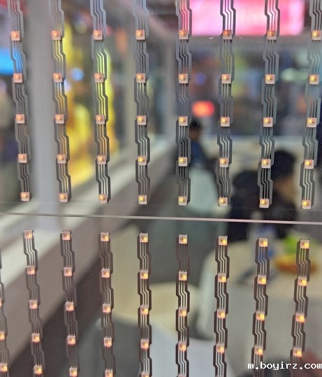 透明LED屏LED发光中心偏移