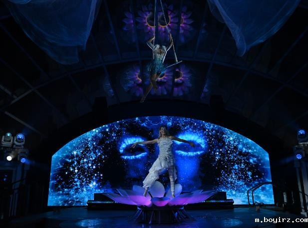 太阳公主号表演场的背景LED屏