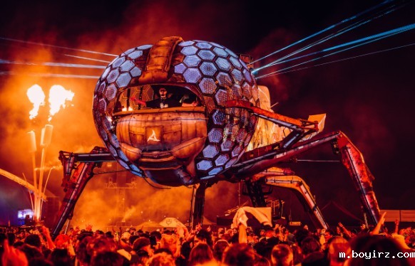 蜻蜓的正六边形复眼由LED屏打造而成