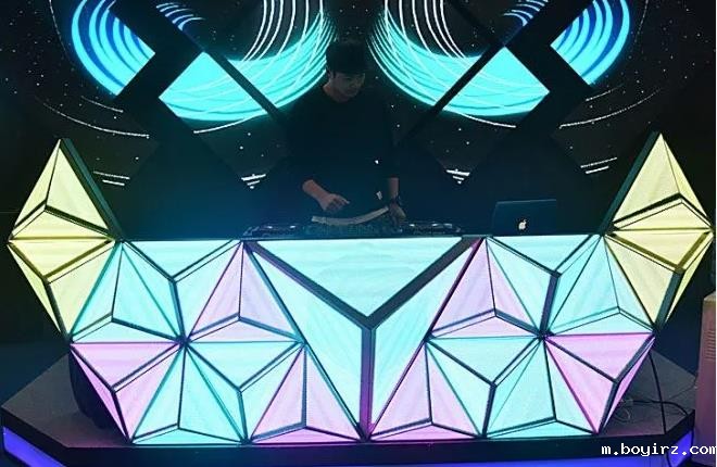 三角形 LED DJ台