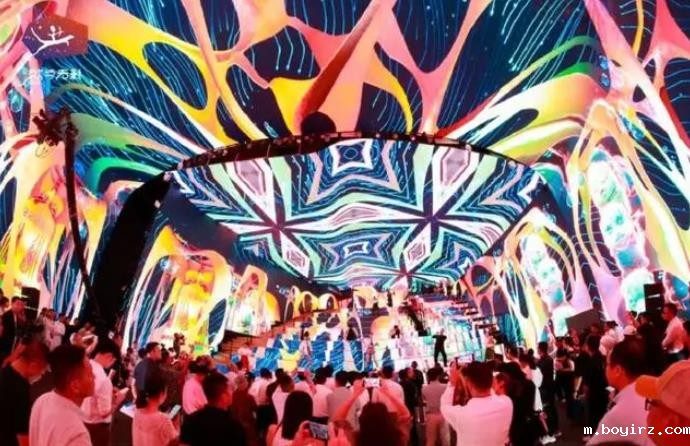 全球首个2亿像素LED合围空间亮相深圳