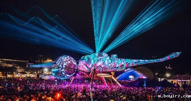 LED与投影技术让退役直升机焕发新生，变身美轮美奂的“蜻蜓”